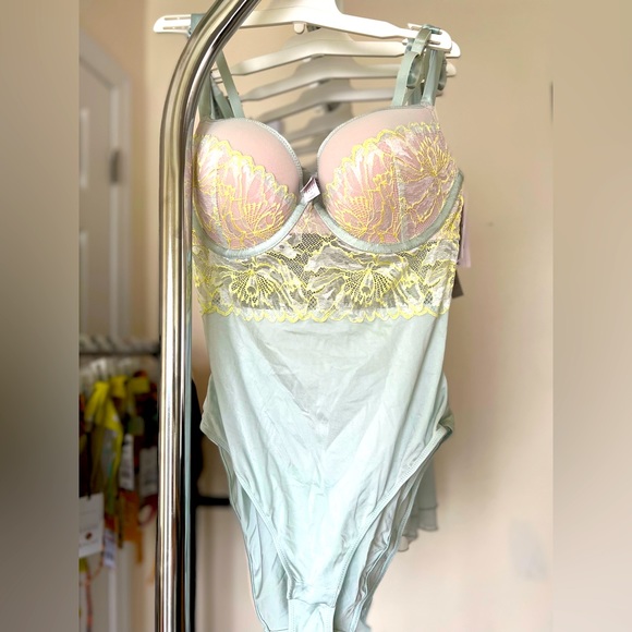 Lingerie - Picture 1 of 4